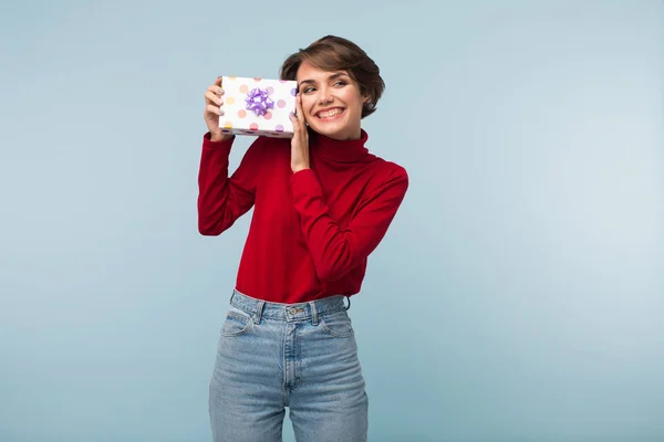 Jovem Mulher Alegre Com Cabelo Curto Escuro Camisola Vermelha Segurando — Fotografia de Stock