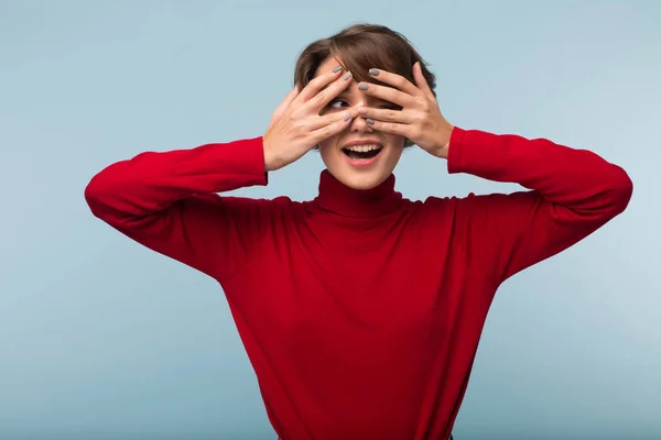 Hermosa Chica Sorprendida Con Pelo Corto Oscuro Suéter Rojo Jeans — Foto de Stock