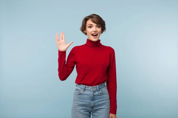 Menina Alegre Bonita Com Cabelo Curto Escuro Camisola Vermelha Jeans — Fotografia de Stock