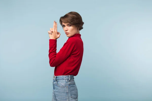 Mooi Ernstige Meisje Met Donkere Kort Haar Rode Trui Jeans — Stockfoto
