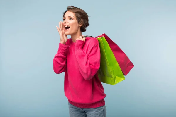 Junge Hübsche Frau Mit Dunklen Kurzen Haaren Rosa Pullover Und — Stockfoto