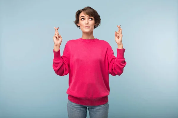 Young Beautiful Woman Dark Short Hair Pink Sweater Keeping Fingers — Stock Photo, Image