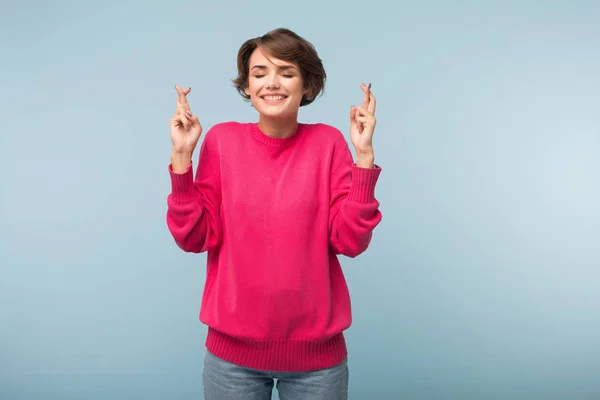 Young Pretty Smiling Woman Dark Short Hair Pink Sweater Keeping — Stock Photo, Image