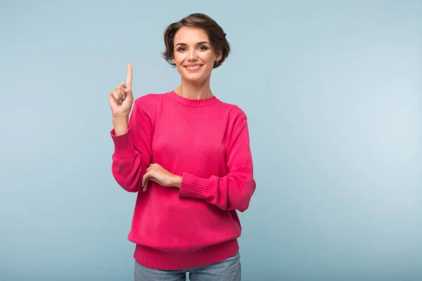 Hermosa Chica Alegre Con Pelo Corto Oscuro Suéter Rosa Que — Foto de Stock