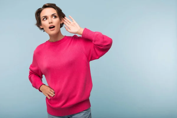 Young Pretty Curious Woman Dark Short Hair Pink Sweater Holding — Stock Photo, Image