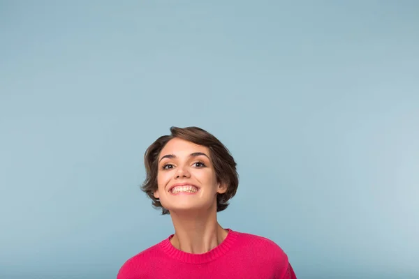 Close Van Vrij Vrolijk Meisje Met Donkere Kort Haar Roze — Stockfoto