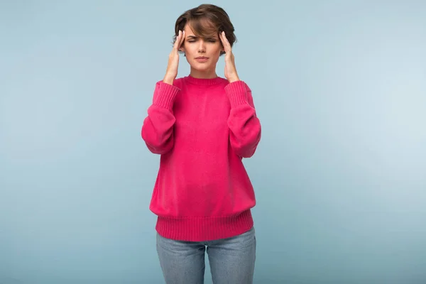 Young Beautiful Woman Dark Short Hair Pink Sweater Jeans Holding — Stock Photo, Image