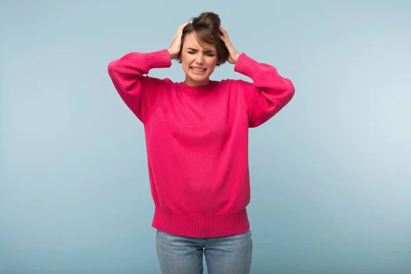 Young Annoyed Woman Dark Short Hair Pink Sweater Jeans Angrily — Stock Photo, Image