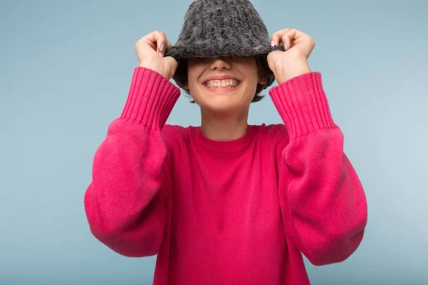 Chica Bastante Sonriente Con Pelo Corto Suéter Rosa Felizmente Ocultar —  Fotos de Stock