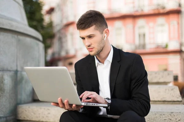 Hombre Joven Traje Negro Clásico Camisa Blanca Con Auriculares Inalámbricos — Foto de Stock