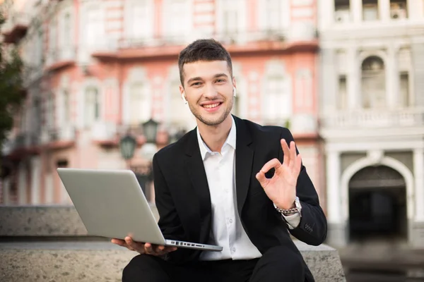 Joven Hombre Negocios Sonriente Hermosa Traje Negro Clásico Camisa Blanca — Foto de Stock