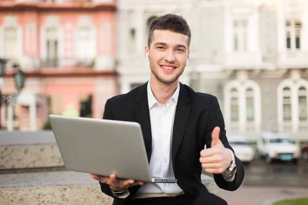 Joven Hombre Negocios Sonriente Traje Negro Clásico Camisa Blanca Con — Foto de Stock