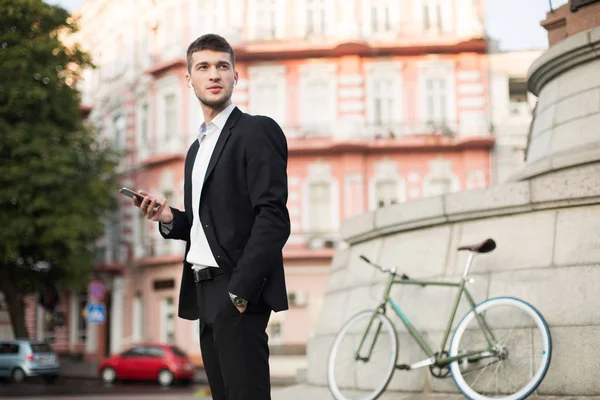 Joven Hombre Negocios Traje Negro Clásico Camisa Blanca Con Auriculares — Foto de Stock