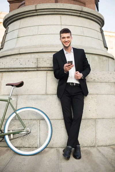 Joven Hombre Negocios Alegre Traje Negro Clásico Camisa Blanca Con — Foto de Stock