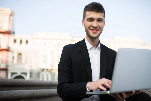 Joven Hombre Negocios Guapo Sonriente Chaqueta Negra Clásica Camisa Blanca — Foto de Stock