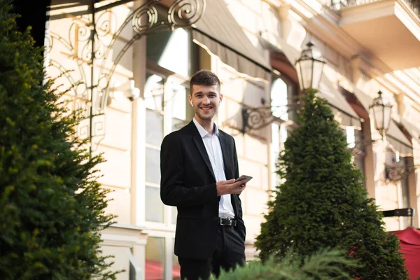 Junger Fröhlicher Geschäftsmann Schwarzem Anzug Und Weißem Hemd Mit Drahtlosen — Stockfoto