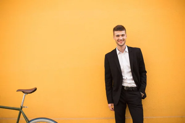 Joven Hombre Sonriente Traje Negro Clásico Camisa Blanca Felizmente Mirando — Foto de Stock