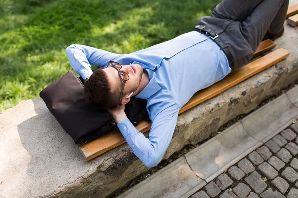 Jovem Homem Bonito Camisa Azul Óculos Sol Com Fones Ouvido — Fotografia de Stock