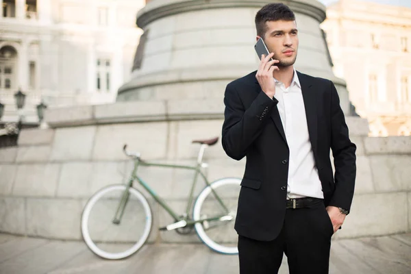 Joven Hombre Negocios Guapo Traje Negro Clásico Camisa Blanca Hablando — Foto de Stock