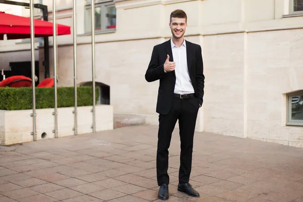 Joven Hombre Negocios Guapo Traje Negro Camisa Blanca Con Auriculares — Foto de Stock