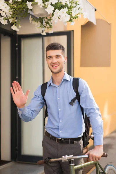 Giovane Uomo Sorridente Camicia Blu Con Auricolari Wireless Zaino Piedi — Foto Stock