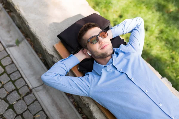 Giovane Attraente Uomo Sorridente Camicia Blu Occhiali Sole Con Auricolari — Foto Stock