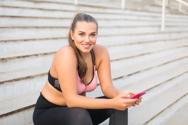 Joven Atractiva Sonriente Más Mujer Tamaño Parte Superior Deportiva Polainas —  Fotos de Stock