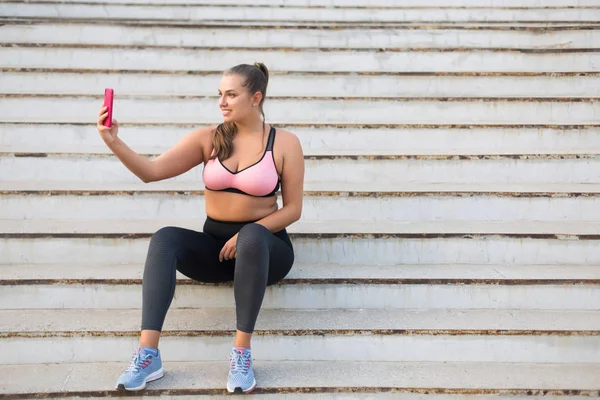 Jovem Sorrindo Mais Mulher Tamanho Top Desportivo Leggings Sentado Escadas — Fotografia de Stock