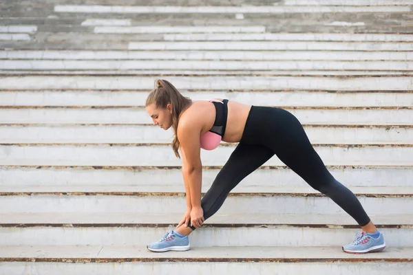 Joven Atractiva Mujer Tamaño Grande Top Deportivo Polainas Que Extienden —  Fotos de Stock