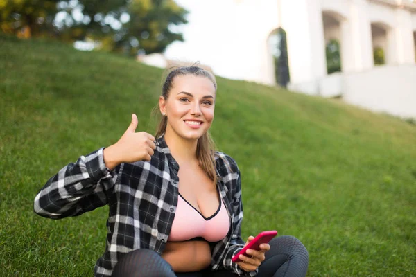 Young Pretty Size Woman Casual Shirt Sporty Top Holding Cellphone — Stock Photo, Image