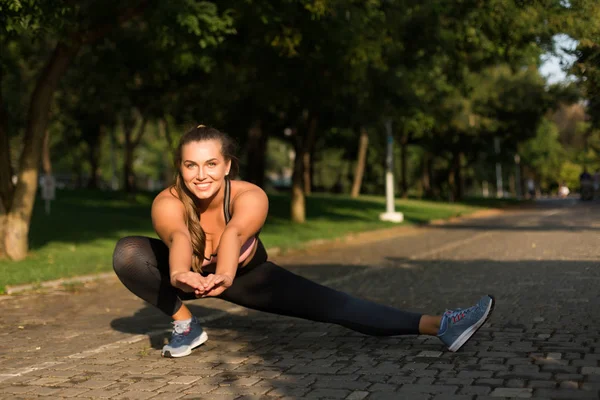 Fiatal Pozitív Plusz Mérete Sportos Felső Leggings Boldogan Néz Fényképezőgép — Stock Fotó