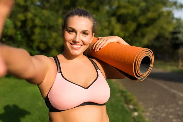 Giovane Gioioso Size Donna Rosa Sportiva Superiore Tenendo Arancione Yoga — Foto Stock