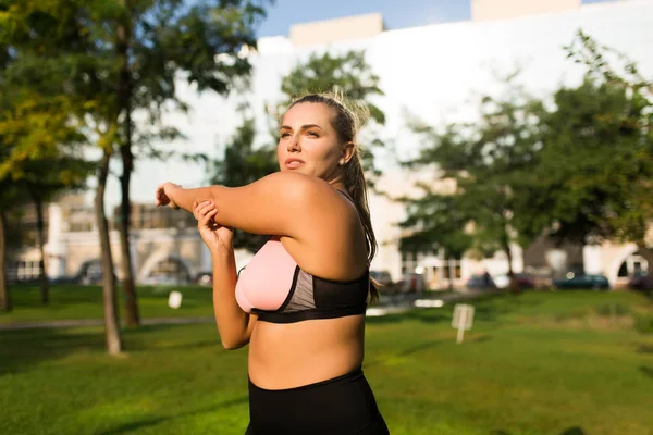 Hermosa Chica Pensativa Tamaño Grande Top Deportivo Rosa Polainas Cuidadosamente —  Fotos de Stock