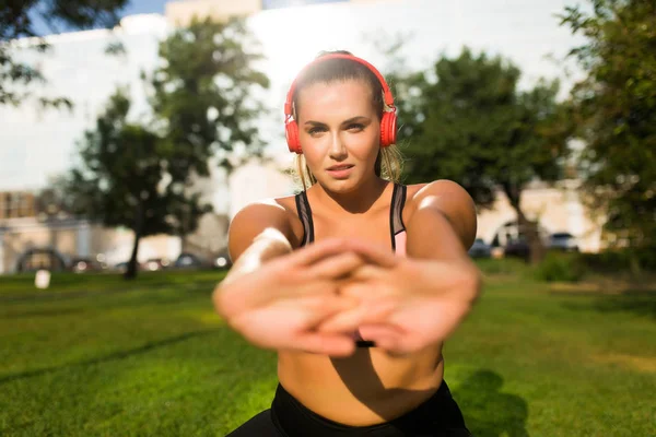 Close Giovane Size Donna Top Sportivo Con Cuffie Rosse Che — Foto Stock