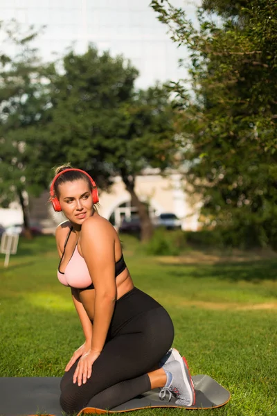 Junge Attraktive Size Frau Sportlichem Top Und Leggings Mit Roten — Stockfoto