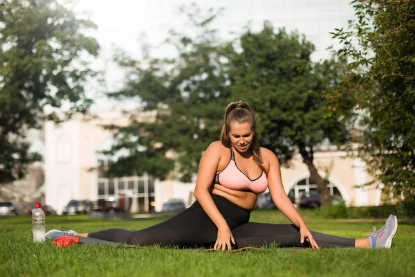 Joven Mujer Cansada Más Tamaño Top Deportivo Rosa Polainas Tratando —  Fotos de Stock