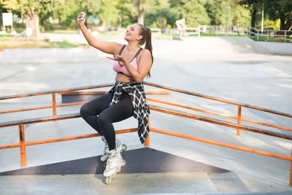 Jovem Muito Sorridente Size Mulher Rosa Top Desportivo Leggings Patins — Fotografia de Stock