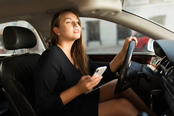 Jonge Mooie Vrouw Zwarte Jurk Zit Achter Het Stuur Rijden — Stockfoto