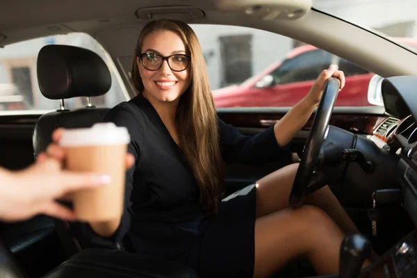 Jonge Mooie Glimlachende Vrouw Zwarte Jurk Bril Zitten Achter Het — Stockfoto