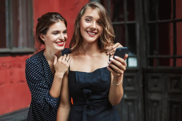 Unga Vackra Leende Kvinna Svart Klänning Med Mobiltelefon Handen Glatt — Stockfoto