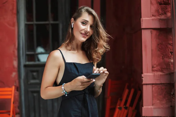 Junge Hinreißende Frau Schwarzem Kleid Mit Drahtlosen Kopfhörern Handy Der — Stockfoto