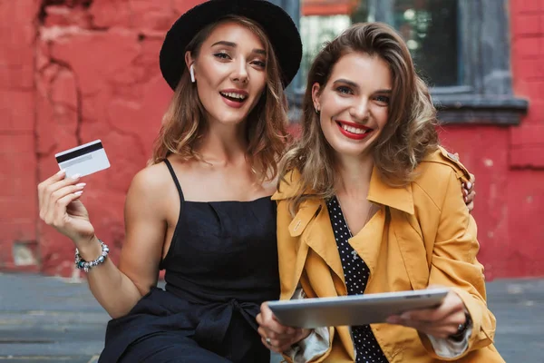 Young Attractive Woman Black Hat Wireless Earphones Credit Card Hand — Stock Photo, Image