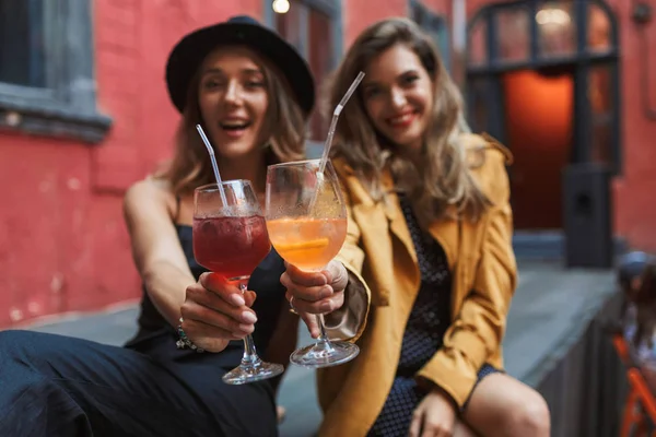 Jóvenes Hermosas Chicas Alegres Sosteniendo Cócteles Las Manos Mirando Felizmente — Foto de Stock