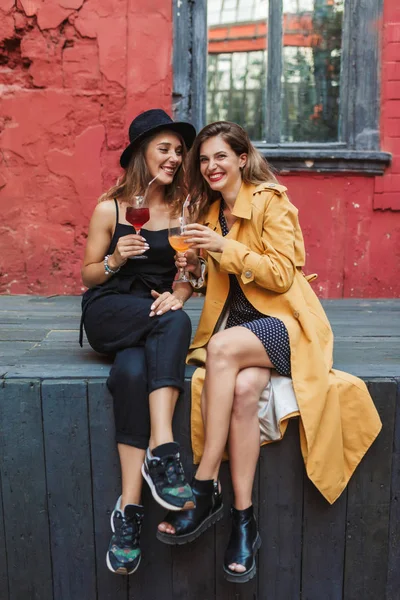 Две Молодые Привлекательные Веселые Женщины Коктейлями Руках Радостно Проводят Время — стоковое фото