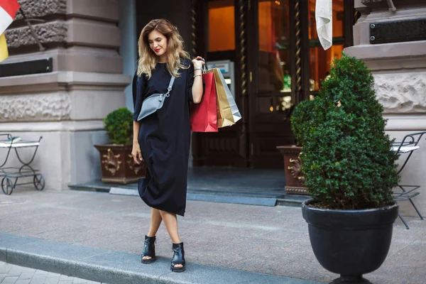 Mujer Hermosa Joven Vestido Negro Con Bolsa Cruz Mirando Soñadoramente — Foto de Stock