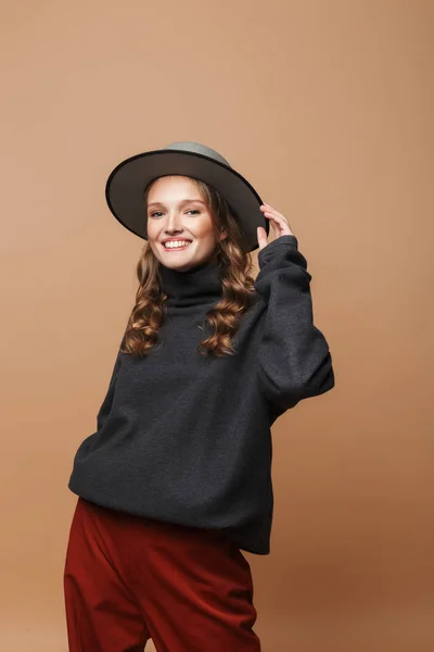 Joven Mujer Bastante Sonriente Con Pelo Ondulado Sombrero Suéter Pantalones —  Fotos de Stock