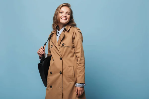 Mooi Lachende Meisje Met Golvend Haar Trenchcoat Met Zwarte Rugzak — Stockfoto