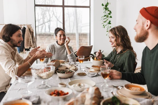 Grupo Atractivos Amigos Internacionales Sentados Mesa Llenos Comida Felizmente Hablando — Foto de Stock