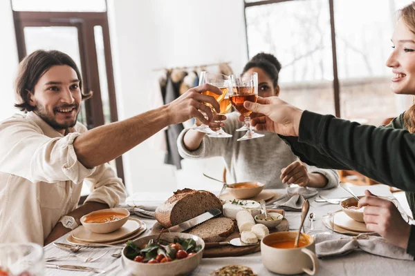 Grupo Alegres Amigos Internacionales Sentados Mesa Llenos Comida Sosteniendo Copas — Foto de Stock