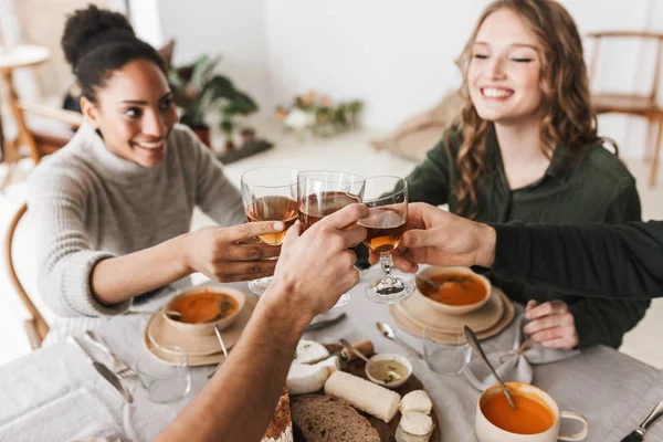 Close Grupo Amigos Internacionais Sentados Mesa Com Copos Vinho Nas — Fotografia de Stock